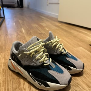 Adidas Yeezy 700 Wave Runner - Hej,  Gör ett försök igen med att bli av med mina skor. Köpta från 2amclub, dessvärre inget kvitto eller låda kvar därav priset.  