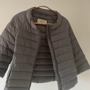 Trekvartsärmad jacka - Herno liknande jacka! Nyskick! Säljer då den inte kommer till användning. Fler bilder lämnas vid begäran. (Lånade bilder)