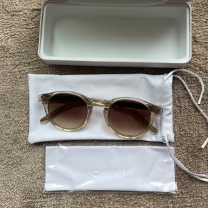 Chimi Solglasögon - Chimi 03 Ecru I princip helt oanvända. Putsduk, fodral och påsen medföljer självklart. 