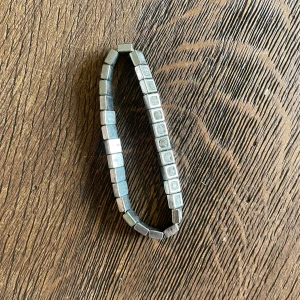 Jättefint lite simplare silverarmband💗 - Ett simpelt silverarmband som har så Rhinestones på men vissa av de har ramlat av, köpt secondhand. Bra skick💗