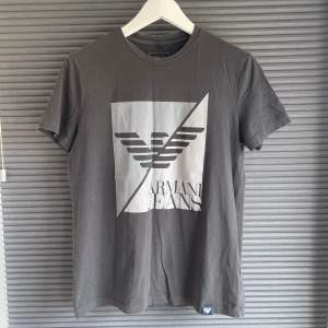 Säljer nu en snygg Armani T-shirt i storlek S. Skick: 6/10 finns få tecken på användning  Hör gärna av dig vid funderingar!