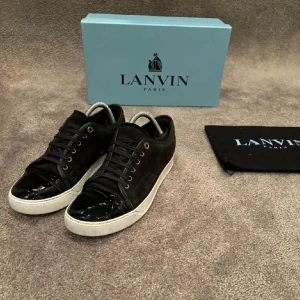 Lanvin skor - Tja säljer mina as feta svarta lanvins. Skick 6,5/10 där av billiga priset, slitage på insidan och creesat där fram som ni ser på bilden men när man har på sig dom är det inget man tänker på! Hör av er för fler frågor!😌