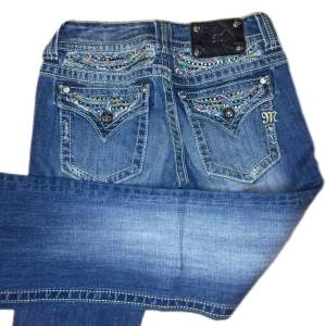 Miss Me jeans i modellen ”JP6092B2/boot” midjemåttet rakt över är 36cm. Ytterbenet 104cm och innerbenet 81cm. Jeansen är som helt nya. Kontakta vid intresse!