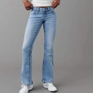 Säljer mina y2k bootcut jeans från GinaTricot! Storlek 40, bilderna är lånade från hemsidan men kan skicka mer bilder om så önskas ! 