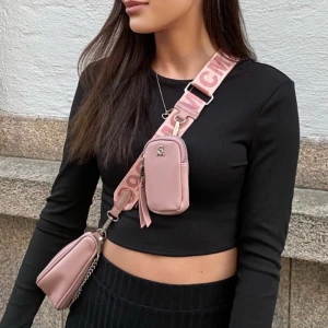 Steve madden väska  - Superfin rosa Steve madden väska. Kan användas på två olika sätt.  Rymlig, man får plats med en hel del. 