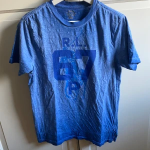 Ralph lauren tröja  - Ralph lauren t- shirt i fint skick. Stl 160-180 sitter som S. Hör av dig vid frågor och funderingar 