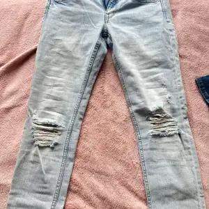 Säljer mina helt nya lågmidjade ljusblå jeans med hål som tyvärr är för små. Men de är endast provade, aldrig använt dem