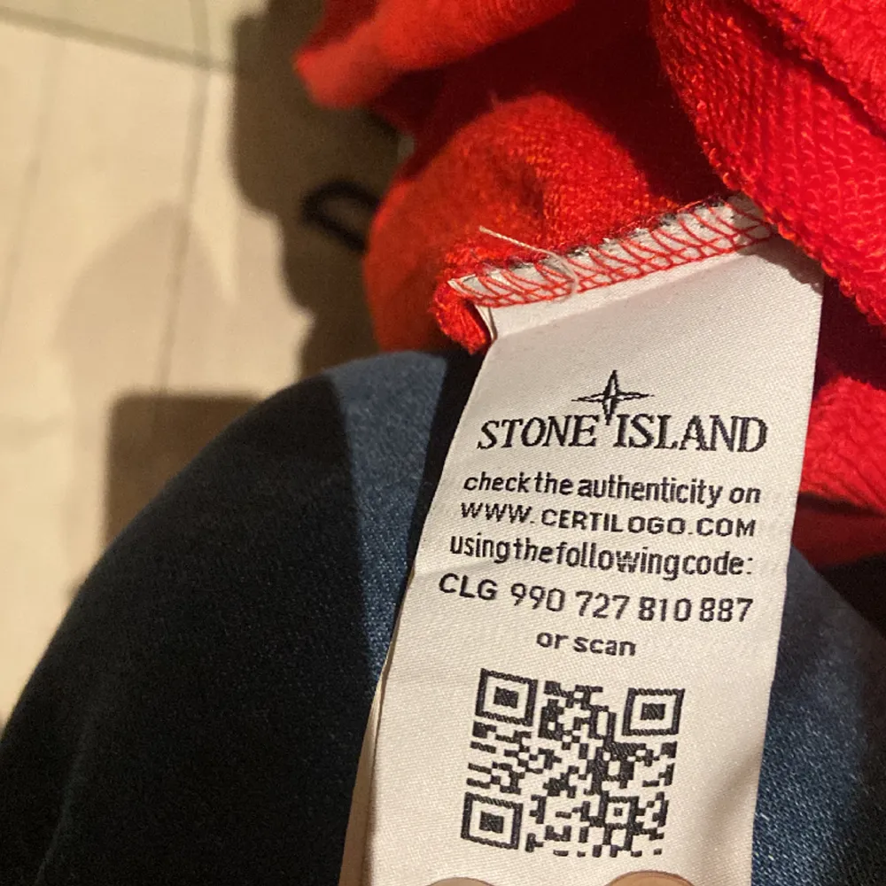 Helt ny Stone island tröja(äkta) aldrig använd eftersom den är för stor. Ny pris ca 3000kr mitt pris 999kr. Kan ändra pris vid snabb affär. Hör av er om ni har frågor eller mer 🙏. Tröjor & Koftor.