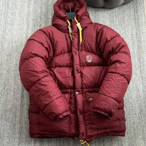 Fjällräven jacka  - Jätte fin fjällräven jacka i modellen expedition | ovanlig färg | nypris 7999 | mitt pris endast 3399 | skick 9/10 två små defekter finns (inget som märks | MVH Simon 