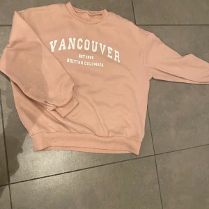 Sweatshirt  - En sweatshirt från Shein i storlek s men passar mig som har xs men är lite overzised❤️skriv om frågor och priset kan diskuteras ❤️