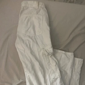 Cargo pants - Säljer ett par cargo pants som jag då har köpt från en annan innan kunde inte använda den nu när den e för små för mig därför säljer den den är i fint skick fortfarande jättesnygga!❤️har inte hunnit använda heller så mycket 🥰