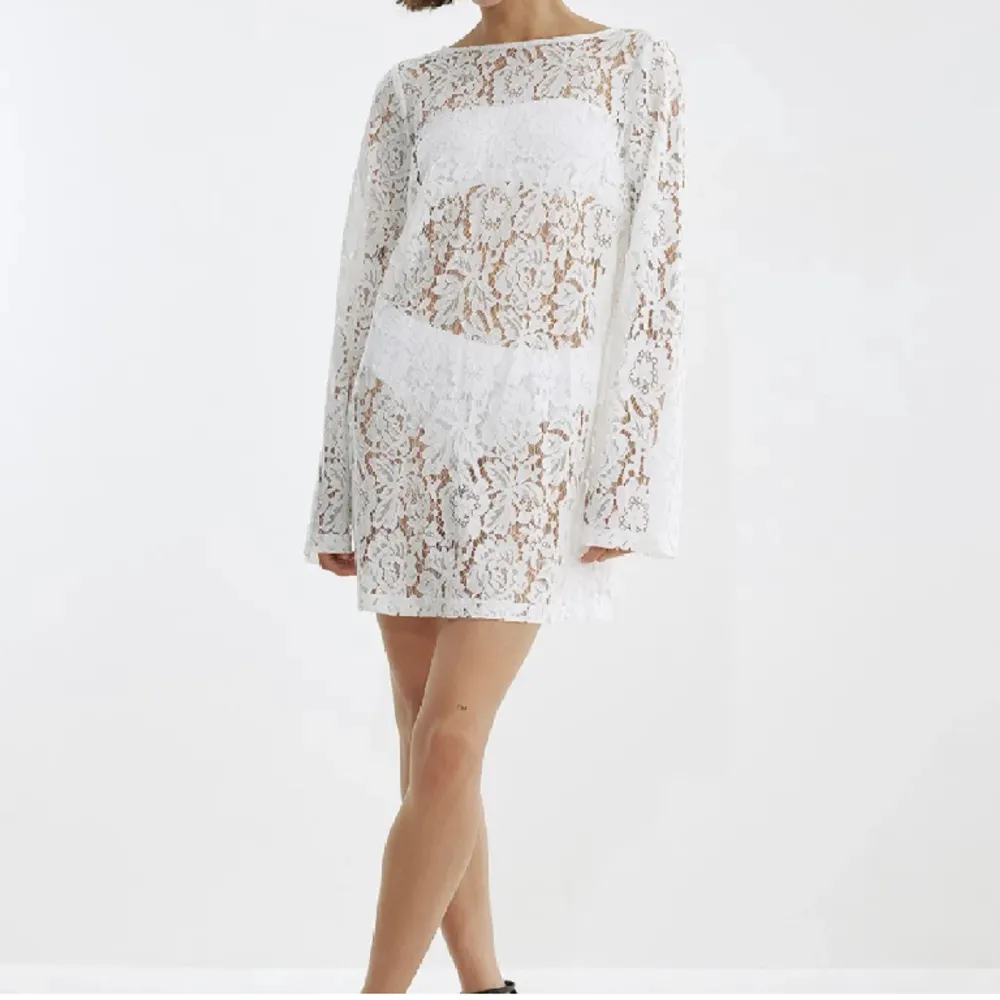 Säljer denna superfina vita klänning som passar perfekt till studenten eller skolavslutning!. Klänningar.