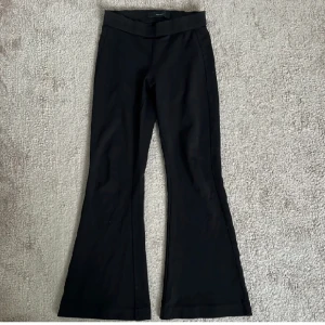 Yoga pants - Utsvängda yoga pants från Vero Moda petite, i bra skick! Storlek XS. Innerbenslängd ca 67cm. Lowrise 
