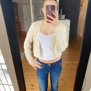 Kofta  - En jättesöt kofta som har ett fint mönster. Den är ifrån Lindex och storlek S. Den är i bra kvalite!!!