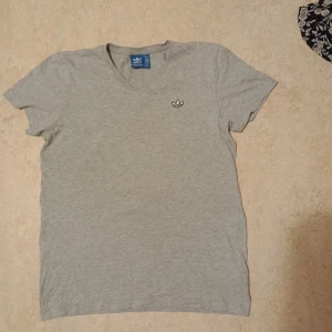 Adidas t-shirt  - Snygg figur sittande t-shirt från Adidas. Funkar både för storlek S &  M. I mycket bra skick 