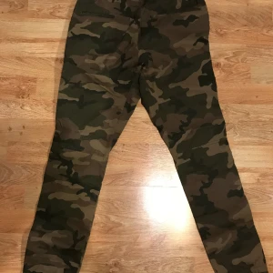 Kamouflage byxor  - Kamouflage byxor från H&M helt nya, lappar kvar. Storlek xs regular fit. 