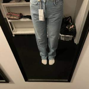 Helt nya jeans från Gina tricot, ny pris 599. Jag är 1,62 och tycker dem är lite långa på mig 