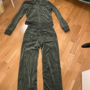 Juicy couture  - Säljer då det inte används. Använd fåtal gånger och i bra skick, har råkat tappa ena metallgrejen på snörena på byxorna. Köpte för 2250kr . Storlek S