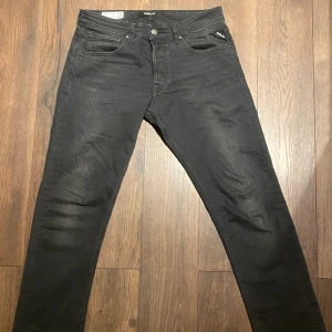 Replay jeans Grover  - Säljer mina Replay jeans då jag växt ur de. Strl: W32 L30. Straight/Slim fit. Pris kan diskuteras 