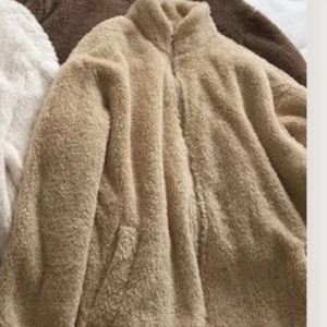 Teddyjacka - Aldrig använd i nytt och bra skick! Köpt för 549kr