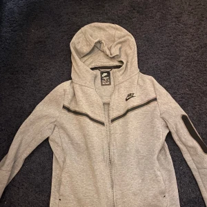 Grå Nike thech fleece tröja  - Grå Nike thech fleece, inte använd mycket, i bra skick