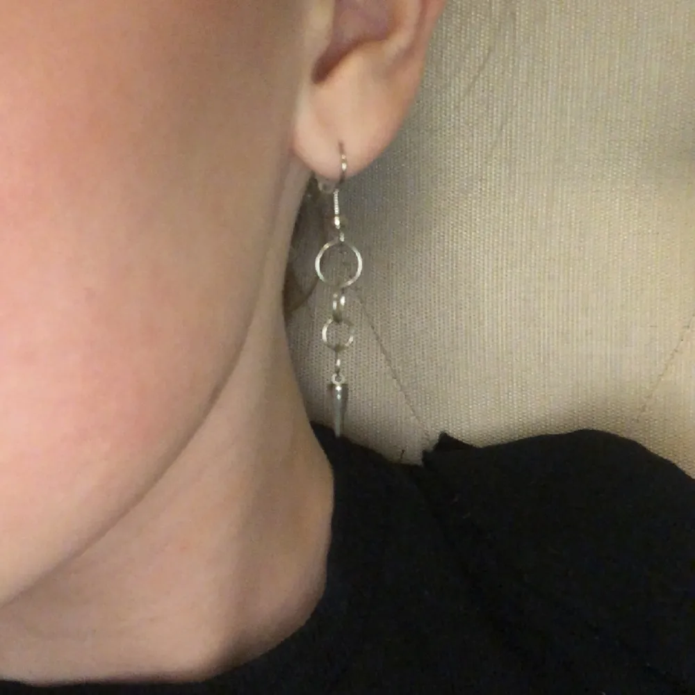 Säljer dessa sjukt snygga örhängen!💘 Just nu bara 69kr! 💘Örhängen är en längre version på ”silver spike earing” kolla in min profil för fler örhängen och andra smycken! 💘💘@smyckenbyTora💘💘. Accessoarer.