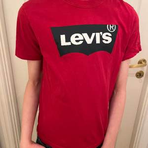 Kolla hit! Nu säljer vi en Levis tröja. Perfekt för sommar och vår!