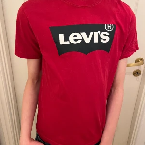 Levi’s T-shirt - Kolla hit! Nu säljer vi en Levis tröja. Perfekt för sommar och vår!