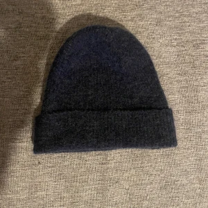 Ellos mössa - En mössa från ellos. Skick 9/10. Fin färg. Tveka inte på att höra av er vid några funderingar.
