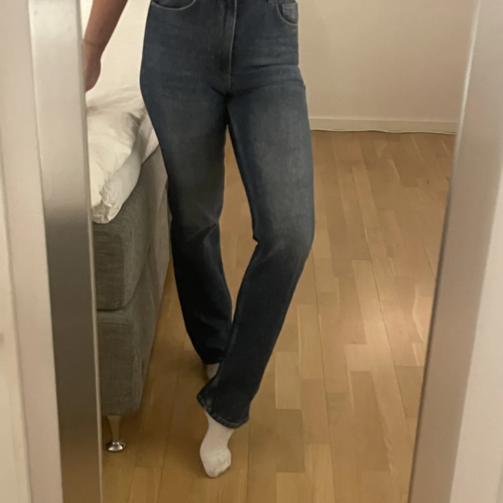 Raka superstretchiga sköna jeans från BikBok med snygg tvätt! Det är hög midja och de är använda fåtal gånger😍 Jag är 176 och de är till marken på mig, skulle säga att de passar en M!. Jeans & Byxor.