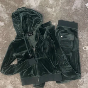 Grön juicy sett - Ett grönt juicy sett i storlek XS i både byxorna & tröjan. Den är super skön att ha hemma eller ute.   Använd 1 gång tidigare. Jag säljer de för jag inte använder dem.💗Kontakta insta dm eller dm på Plick om ni vill ha fler bilder eller information!💗💗