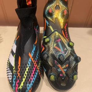 Fotbollssko - Adidas Predator Limited edition Fotbollssko. Endast testad aldrig använda. Köpte för liten storlek. Fri frakt. 