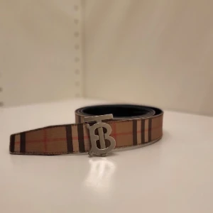 Burberrybälte  - Välanvänt men välvårdat burberrybälte, 105cm långt/42.  Nya hål gjorda som inte är helt jämna,  men inget man ser när det används.  Nypris 4999 SEK Äkthetsintyg fås med 