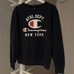 Tröja - Tjock och skön champion tröja. Använd få gånger och kommer inte till användning av mig.  Storlek: S/M