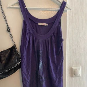 Lila linne - Gulligt lila linne med print. Strl L men passar vilken som helst beroende på hur man vill att den ska sitta. 💞