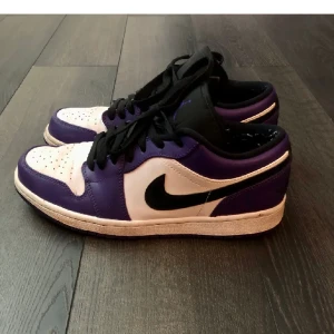 Jordan 1 low court purple  - Storlek 43 Bra skick Kontakta för fler bilder 