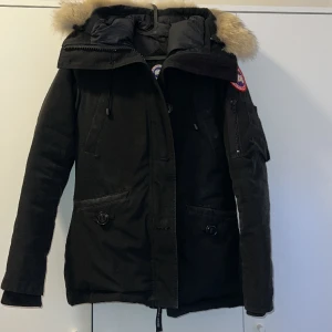 Canada goose jacka  - Fin canada goose jacka i bra skick, Svart Montebello parka canada goose jacka för dam. storlek xxs, men hade kunnat passa en xs. skriv vid fler frågor eller om ni vill ha fler bilder