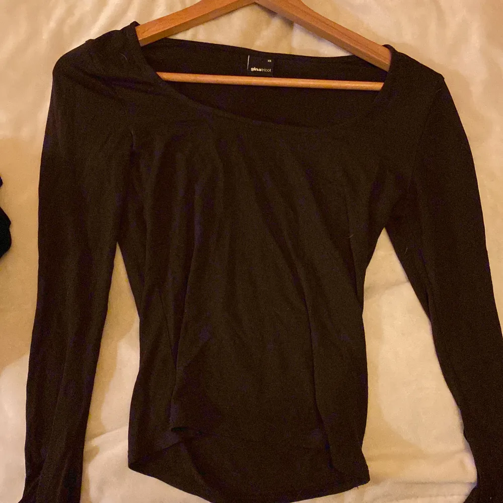 Jätte fin tröja från Gina tricot i en mörkbrun färg🥰 använd få gånger!. Tröjor & Koftor.