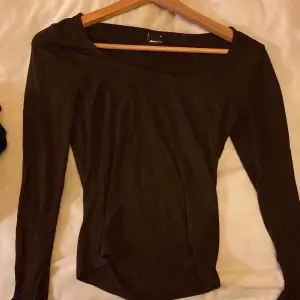 Jätte fin tröja från Gina tricot i en mörkbrun färg🥰 använd få gånger!