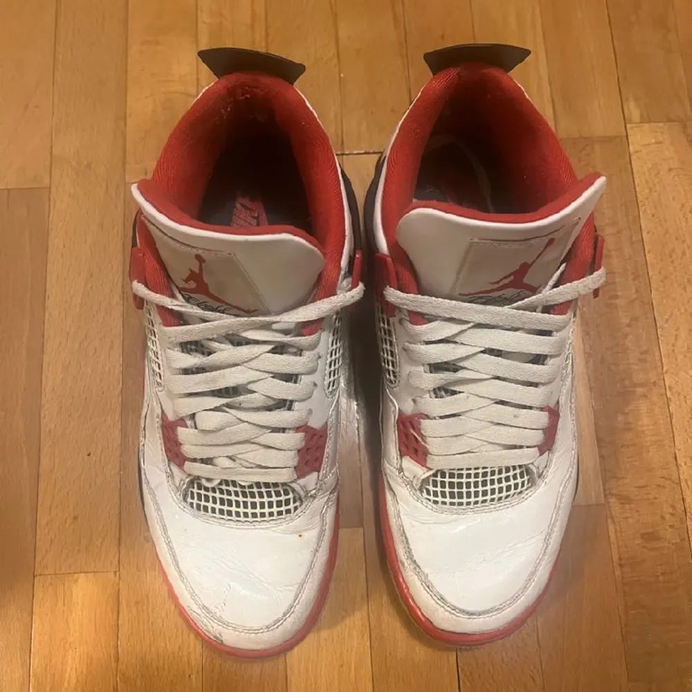 Säljer mina Jordan 4 fire red i storlek 43. Ok skick, box medföljer.. Skor.