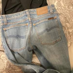 Säljer dessa skit snygga nudie jeans som ja köpte på Plick men de passade inte. Midjemåttet 34cm. 