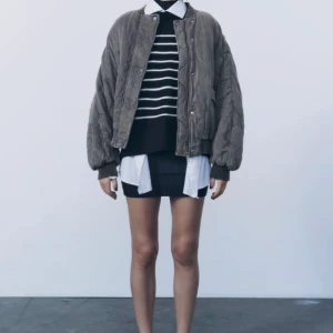 Jacka från Zara  - Helt slutsåld populär jacka från Zara, den har fortfarande kvar prislappen och är endast testat. Missade returdatumet så säljer här istället! Ordinarie pris 859