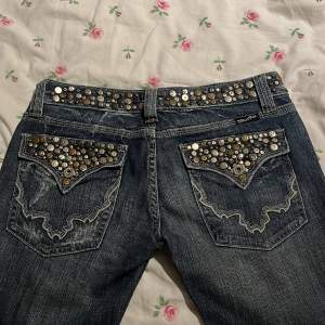 Säljer mina Miss me jeans som är low staight! Endast prövade, säljer pågrund av att de är för korta. Skriv för fler frågor eller bilder💗