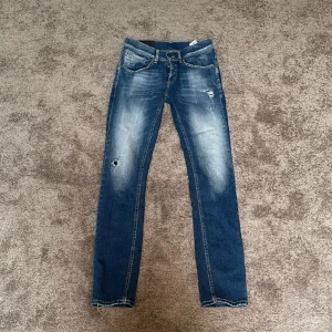 Dondup George jeans  - Nästan aldrig använda Dondup George jeans i 9,5/10 skick. Dondup storlek 30 (skinny fit)  Pris ej fast