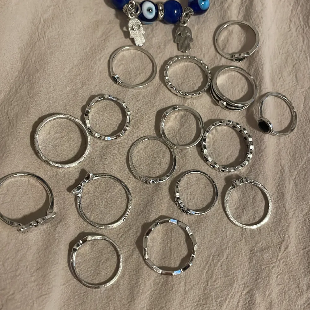 Armbandet e köpt utomlands o ringarna e köpta på shein o hm, säljer allt för 150 eftersom ja vill bli av med de. Accessoarer.