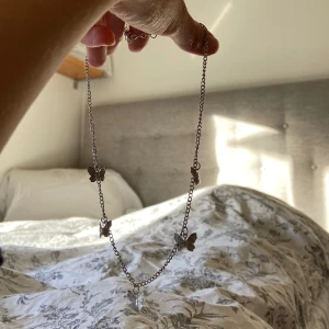 Gulligt halsband med fjärilar  - Jättegulligt halsband med söta fjärilar i silver🤍 har så mycket smycken så detta kommer tyvärr aldrig till användning, därför säljer jag det nu i hopp om att någon annan kan använda det😁