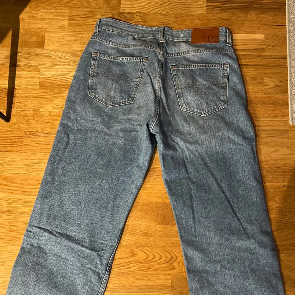 Jeans från tiger of Sweden i storlek 31/32. Sitter lite oversized med raka ben, som t.ex. galaxy jeans från Weekday. Jag är 185cm lång. . Jeans & Byxor.