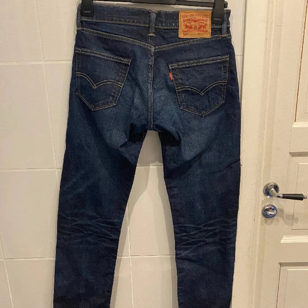 Mörkblåa straight fit jeans, från Levis i storlek W 29 L 32. 9/10 skick. . Jeans & Byxor.