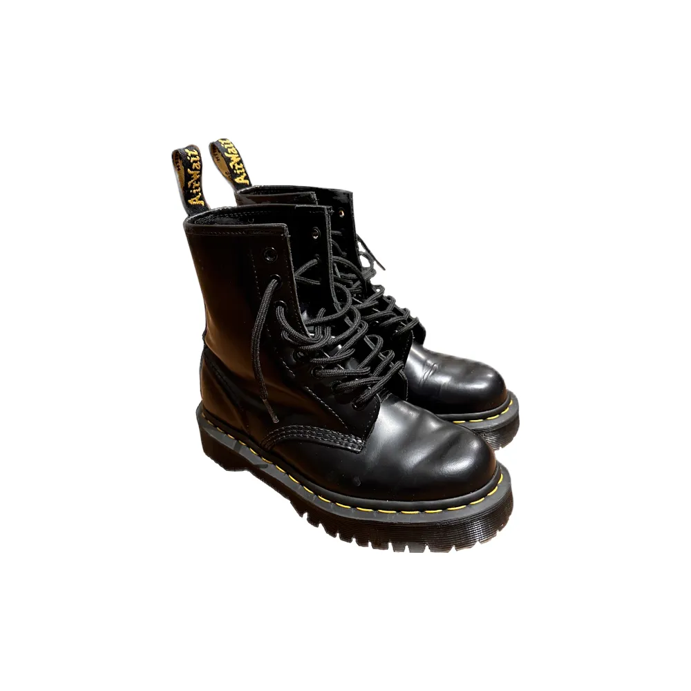 Super snygga medium platform Dr. martens! De är storlek 37, och har använts ca 5 gånger totalt, så dom är i väldigt bra skick 💓 Nypris: 2400. Skor.