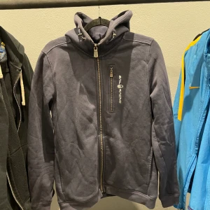 Sail Racing Hoodie  - Sail racing Hoodie, storlek S. Oskadad och inga fläckar.  Skick 8/10